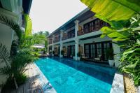 ルアンパバーンにあるThe Secret Luang Prabangの植物の家の前のスイミングプール