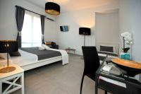 A television and/or entertainment centre at B&B Roda Barocco
