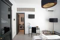 A television and/or entertainment centre at B&B Roda Barocco