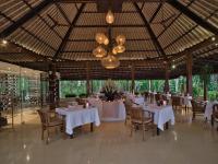 Restaurace v ubytování Nandini Jungle by Hanging Gardens