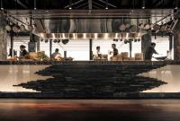 een groep koks die eten bereiden in een keuken bij Four Seasons Resort Seychelles in Baie Lazare Mahé