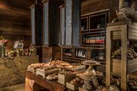 een bakkerij met brood en andere etenswaren op een tafel bij Four Seasons Resort Seychelles in Baie Lazare Mahé