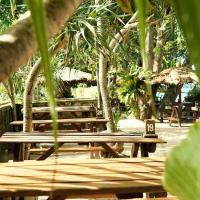 eine Gruppe von Picknicktischen mit einer Nummer darauf in der Unterkunft Lippo Carita 9270 in Sukarame