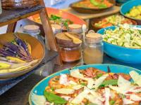 una mesa con platos de comida y cuencos de ensalada en ibis Salon de Provence, en Salon-de-Provence