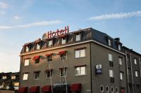 オスカルスハムンにあるBest Western Sjofartshotelletのホテルの建物の上にホテルの看板があります。