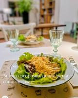 un piatto di cibo con insalata su un tavolo di Madaro House a San Antonio de Arredondo