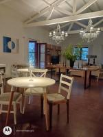 una sala da pranzo con tavoli e sedie in una stanza di Madaro House a San Antonio de Arredondo