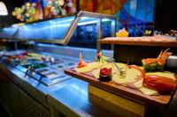 una línea de buffet con carnes y hortalizas a la vista en Hotel Casa Blanca, en Ciudad de México