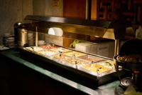 Una línea de buffet con muchos tipos diferentes de comida. en Hotel Casa Blanca, en Ciudad de México