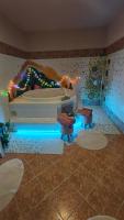 Un modelo de un baño con bañera en una habitación. en Pension Relax, en Litoměřice
