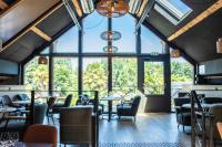 En restaurant eller et andet spisested på Appartements Les Ormes