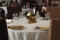 Una mesa con copas de vino y platos encima. en Cocca Hotel Royal Thai Spa, en Sarnico