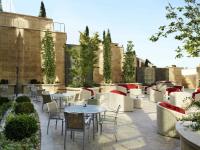 um pátio com mesas e cadeiras num pátio em Fairmont Baku, Flame Towers em Baku