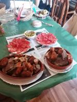 una tavola ricoperta di piatti di cibo su un tavolo di Hostería Casa Flor a Murias de Rechivaldo