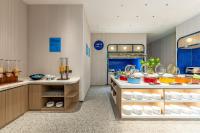 una cocina con mucha comida a la vista en Holiday Inn Express Shanghai Changyang Road by IHG, en Shanghái