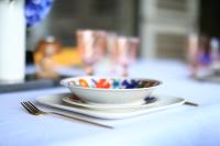 eine Schüssel mit Süßigkeiten auf einem Teller mit einer Gabel in der Unterkunft Gîte Un chalet en Sidobre in Lacrouzette