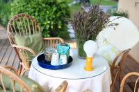 einen Tisch mit Kerzen und Blumen darauf in der Unterkunft Gîte Un chalet en Sidobre in Lacrouzette