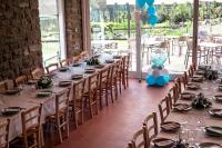 StradaにあるCasa di Palaiaのテーブルと椅子付きの部屋内の長テーブル