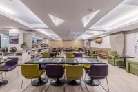 Una cafetería con mesas y sillas en una habitación. en Retro Taichung, en Taichung