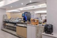 Una gran cocina con un horno de leña. en Retro Taichung, en Taichung