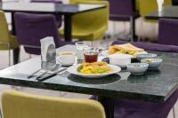 Una mesa con platos de comida encima. en Retro Taichung, en Taichung