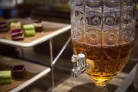 Un vaso de vidrio lleno de líquido sobre una mesa con postres. en Mercure Xi'an Chanba, en Xi'an