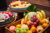 Dos bandejas de diferentes tipos de frutas y verduras. en Mercure Xi'an Chanba, en Xi'an