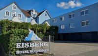 un cartel delante de un edificio en Eisberg Hotel Schwanen, en Lahr
