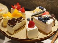 Una variedad de postres en un plato sobre una mesa. en Mercure Xi'an Stadium Hotel, en Xi'an