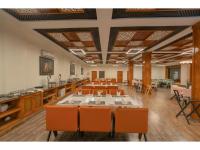 een grote kamer met een grote tafel en stoelen bij River Heritage Resort in Dhikuli