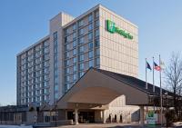 Un edificio de hotel con un cartel encima. en Holiday Inn Portland-By the Bay by IHG, en Portland