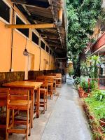 eine Reihe von Holztischen und -stühlen in einem Restaurant in der Unterkunft Hotel Hernandez in Chiquimula
