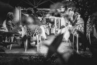 een groep mensen die in stoelen in een restaurant zitten bij Tovve Loft in Schagen