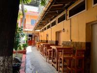 eine Reihe von Holztischen und -stühlen in einem Restaurant in der Unterkunft Hotel Hernandez in Chiquimula