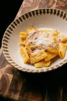 Un tazón de pasta con queso sobre una mesa en Bayside Geelong Hotel & Apartments, an Ascend Collection Hotel, en Geelong