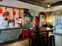 een restaurant met een tafel en stoelen in een kamer bij Old Grey Mare in York