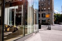 una ventana de una tienda en una calle de la ciudad en Hotel Park Ave NYC, en Nueva York