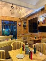 un restaurante con mesa de madera y sillas en Kasai, en Dodoma