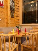 una mesa de madera con dos sillas y un asterisco en Kasai, en Dodoma