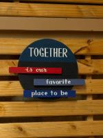 una pila de carteles en una pared de madera en Kasai, en Dodoma