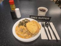 湖城湖城速8酒店的桌上一盘食物,上面有一盘食物