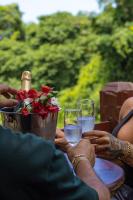 um grupo de pessoas sentadas numa mesa com copos de vinho em EstrelaMar Ferradura Restaurante & Spa em Búzios