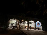 una persona che cammina di notte davanti a un edificio di The Van Resort a Bhīmlāt