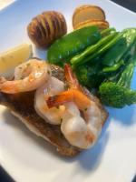 Un plato blanco con camarones y verduras encima. en Riverside Hotel, en Cobram