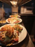 una fila de platos de comida en una mesa en Riverside Hotel, en Cobram