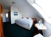 una habitación de hotel con una cama y una mesa en ankerplatz-Hotel garni, en Wilhelmshaven