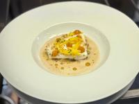 エアランゲンにあるアルトマンズ ステューベの小さな皿に食べ物が載っている白い皿