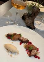 エアランゲンにあるアルトマンズ ステューベの白皿(一杯の料理とワイン)