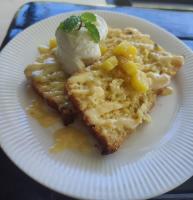 马太The Pointe Taveuni的一盘盛有华夫饼和冰淇淋的白色食物