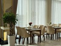een eetkamer met een tafel en stoelen bij Khorazm Hotel in New Uzbekistan Park in Teshabayguzar